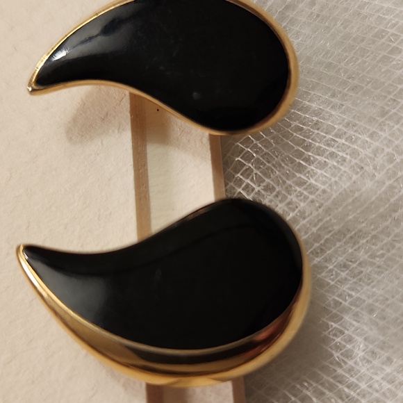 Vintage 1980s Monet Black Enamel and Gold-Tone Teardrop Clip On Earrings - Picture 2 of 11